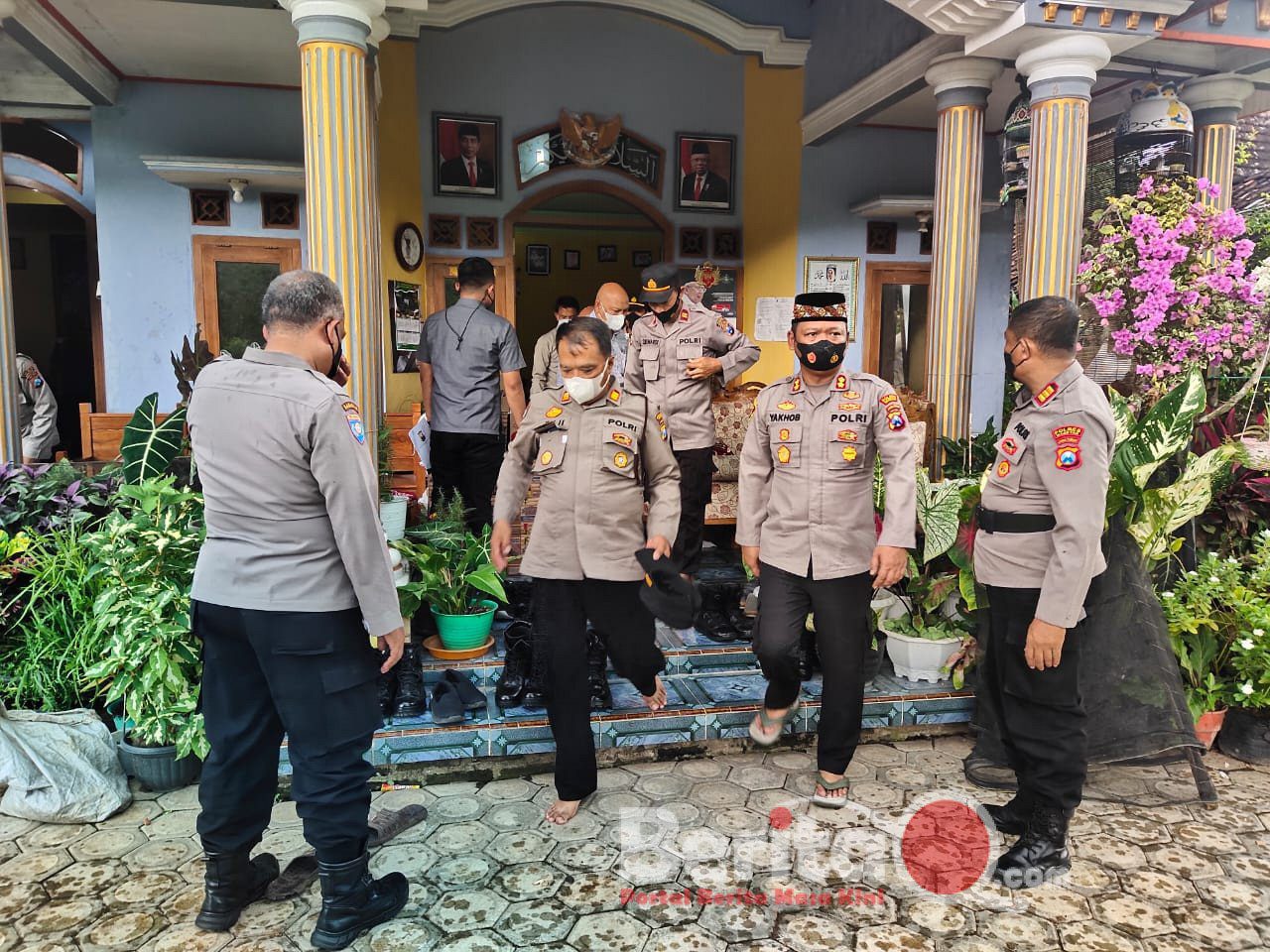 Kapolres Magetan AKBP Yakhob Silvana Delareskha didampingi Wakapolres dan PJU melakukan kunjungan silaturahmi ke kediaman KH. Hunaini