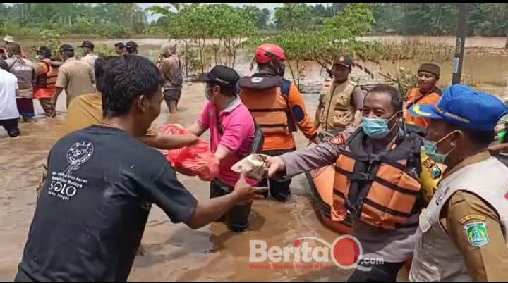 Polsek Grati Polres Pasuruan Kota berikan bantuan nasi bungkus dan air mineral ke warga terdampak banjir