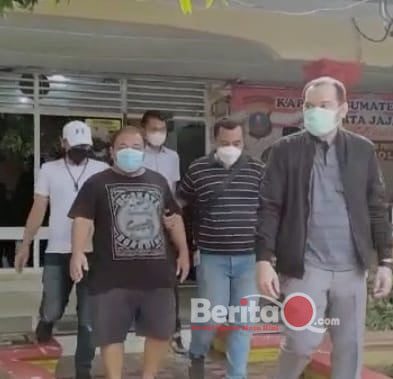 Ket foto : Bupati Langkat saat di boyong KPK ke polres Binjai.(dok/tim)