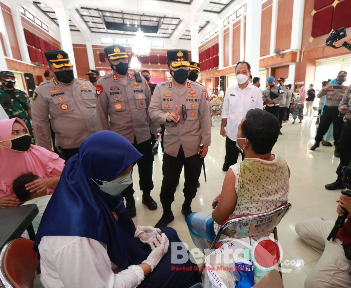 Kapolda Jatim Irjen Pol Dr Nico Afinta saat tinjau vaksin di Madura