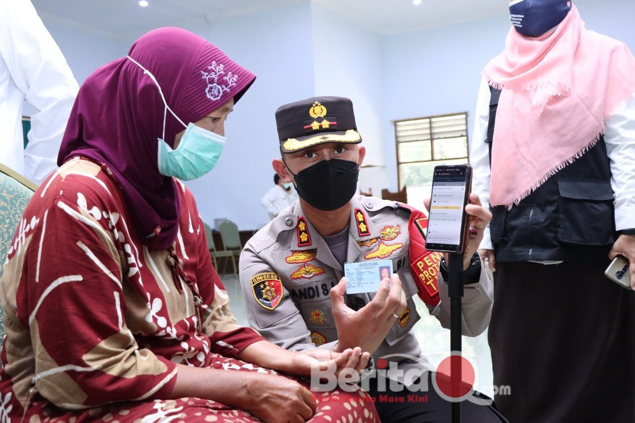 Kapolres Situbondo AKBP Dr. Andi Sunjaya saat edukasi peserta Vaksin terkait aplikasi PeduliLindungi