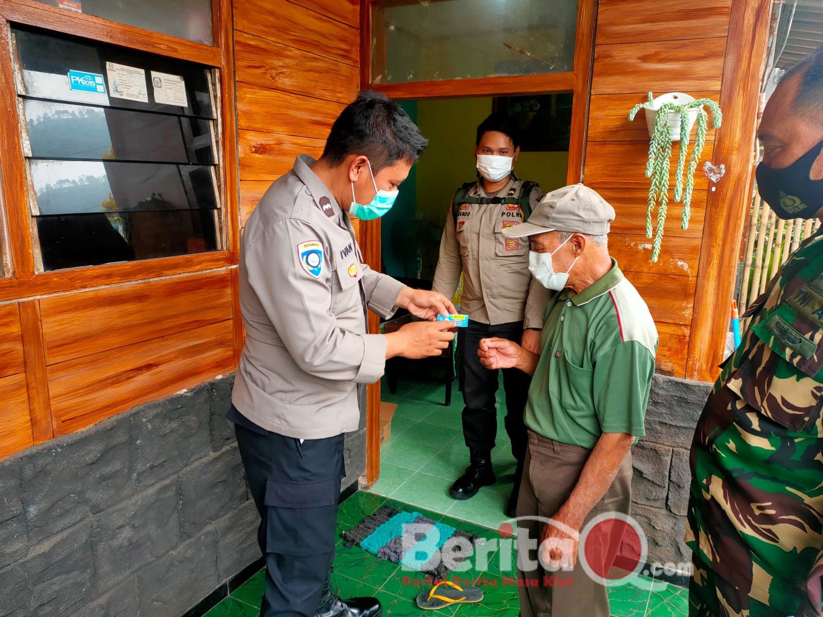 Bhabinkamtibmas dan Babinsa terus sosialisasi terkait vaksin Lansia