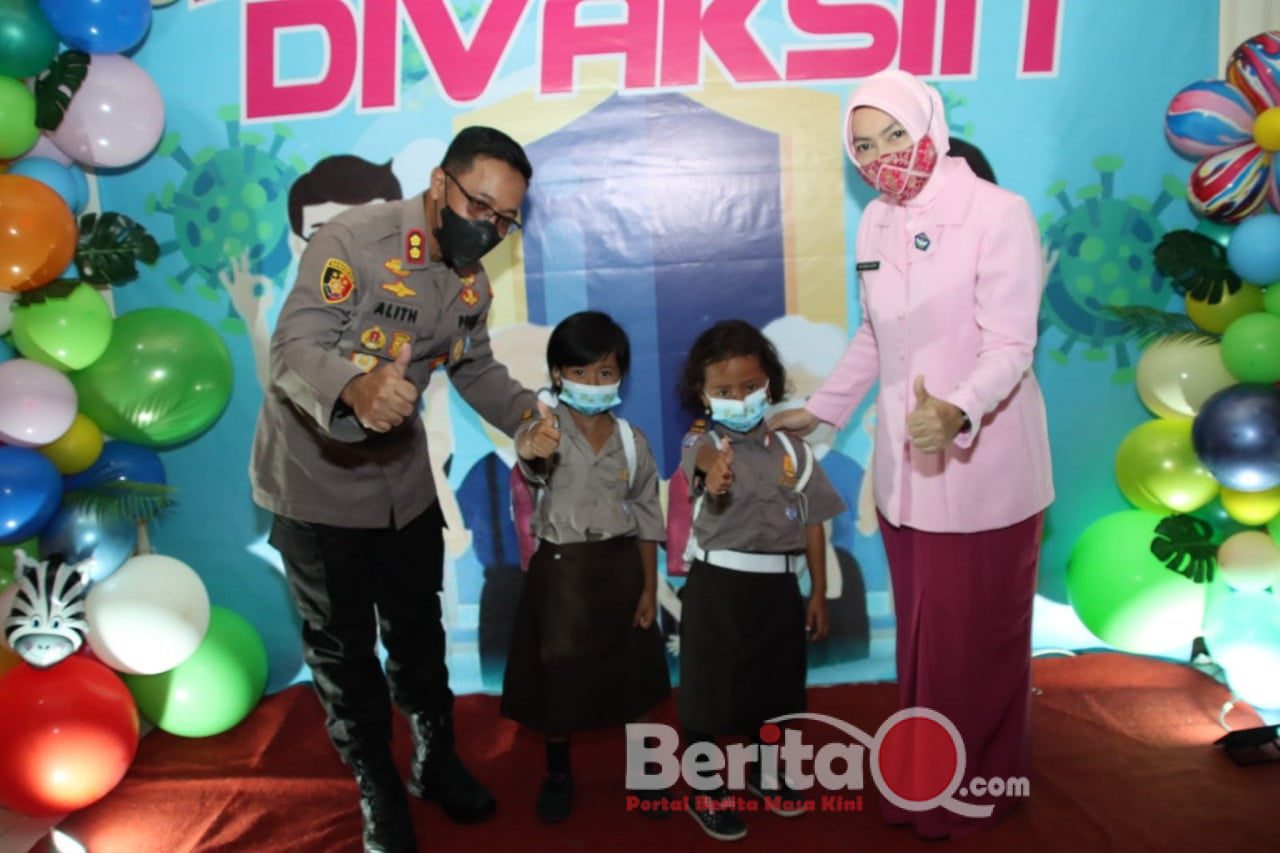 Kapolres Bangkalan AKBP Alith Alarino ajak anak-anak foto bersama setelah di vaksin