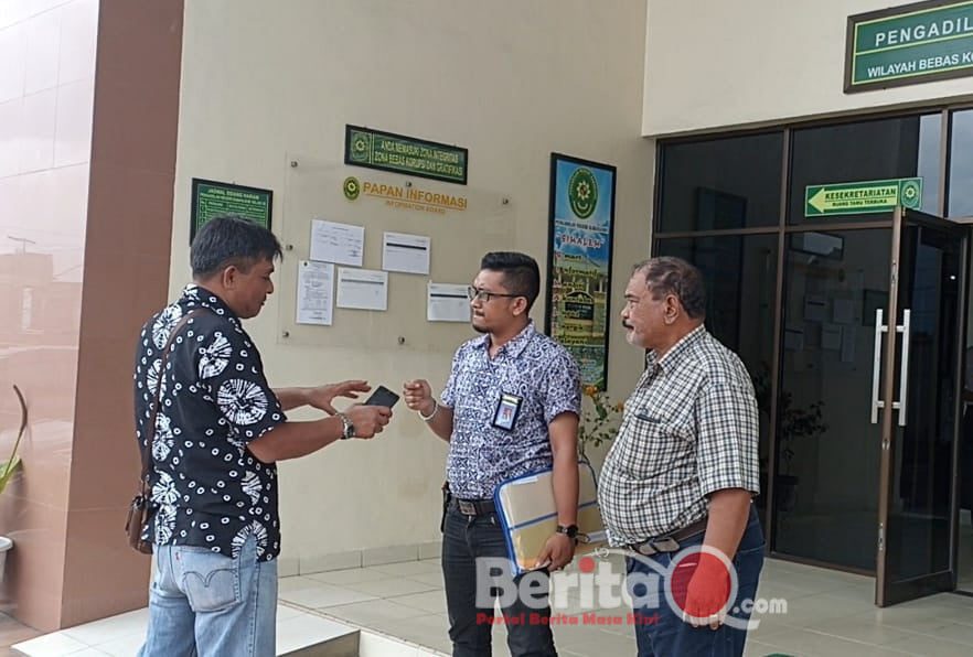 Ket foto: kuasa hukum armanta bukit saat di mintai keterangan oleh awak media.(ist)