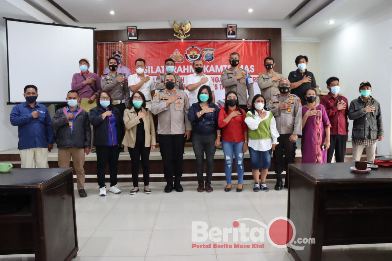 Ket foto: insan pers berfoto bersama Kapolres tanah Karo.(ist)