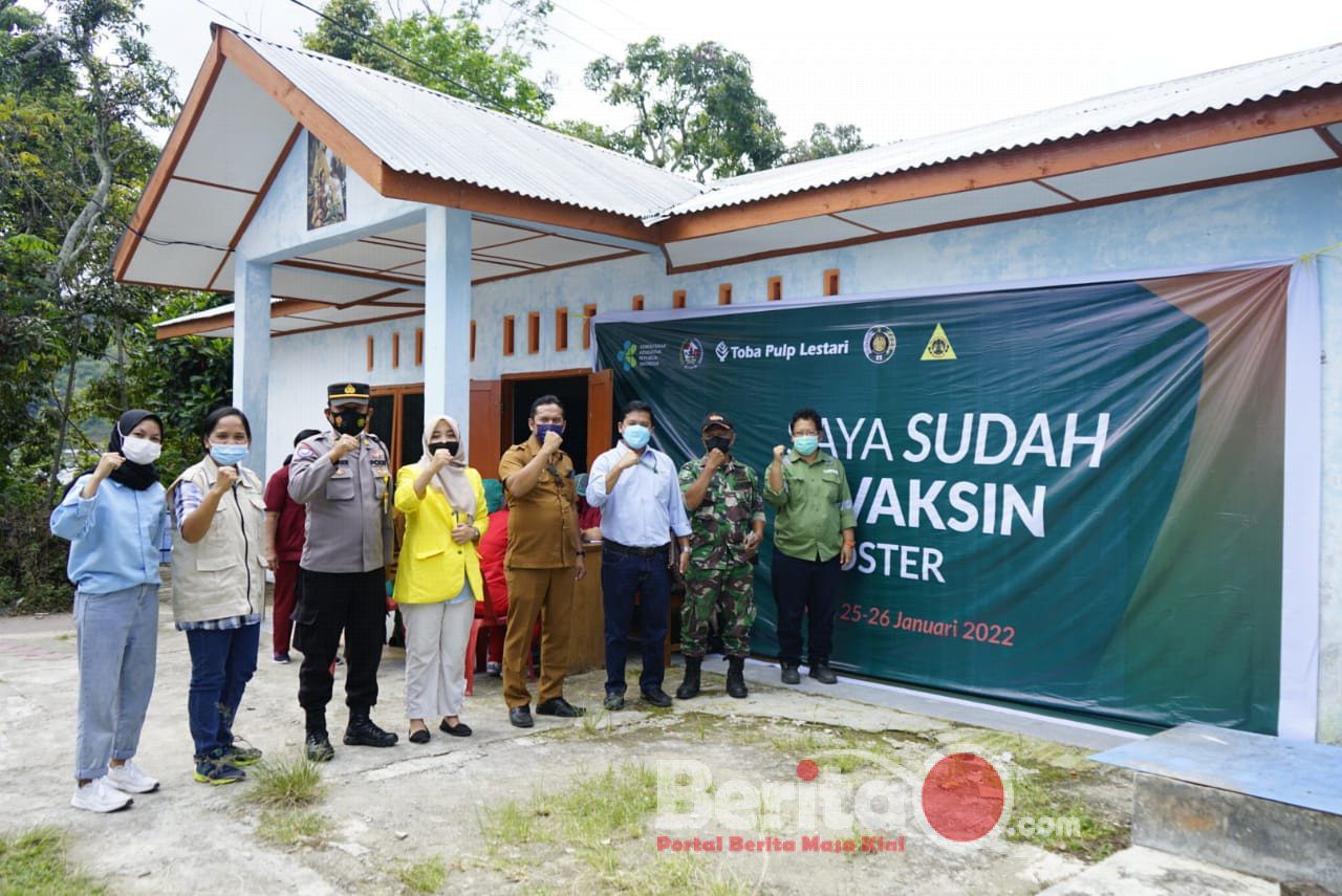 Foto : Pihak PT.TPL photo bersama dengan pihak terkait saat mendistribusikan vaksin booster./ist