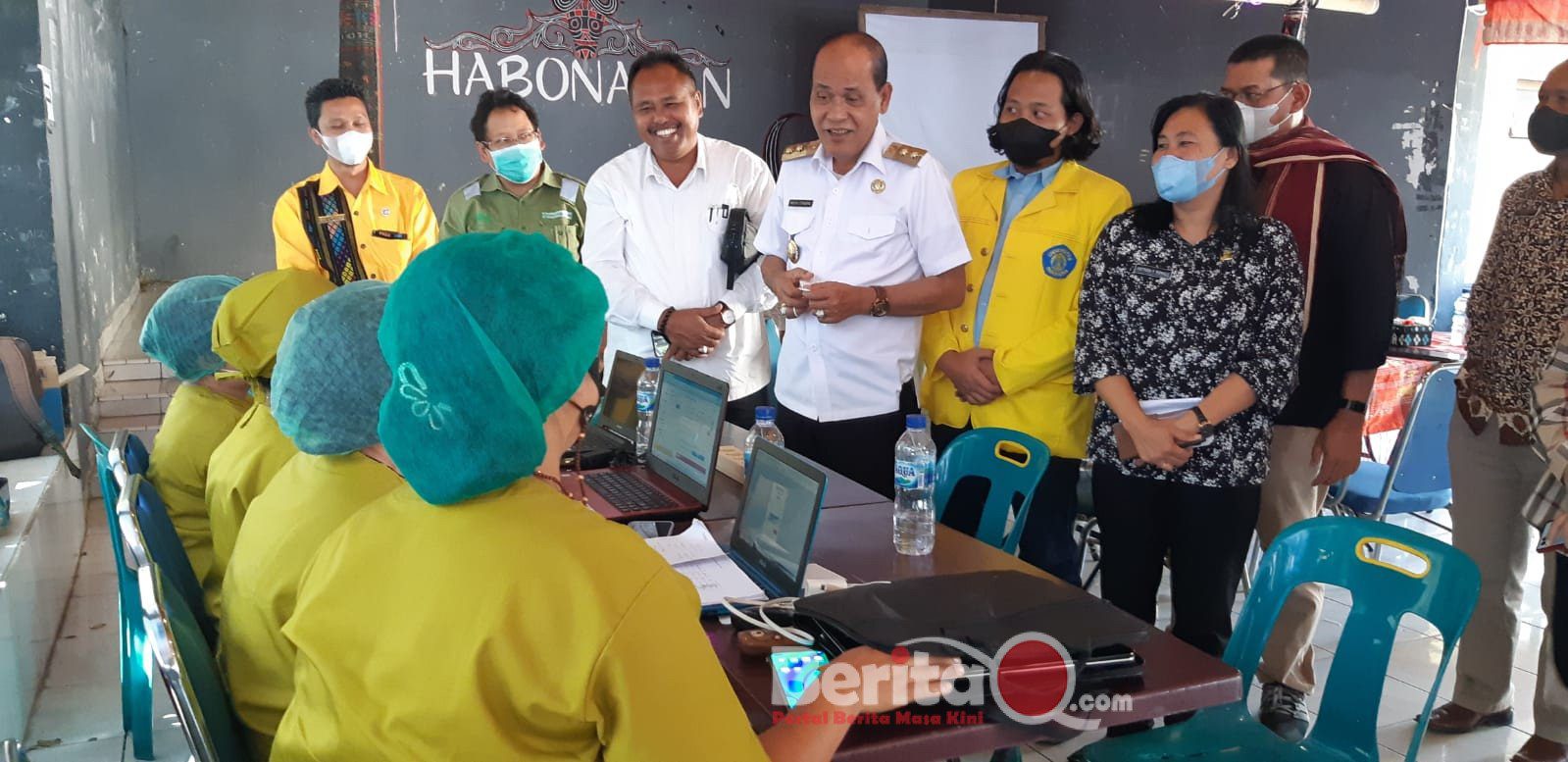 Foto : Wakil Bupati Samosir Drs. Martua Sitanggang, saat meninjau vaksinasi/ist