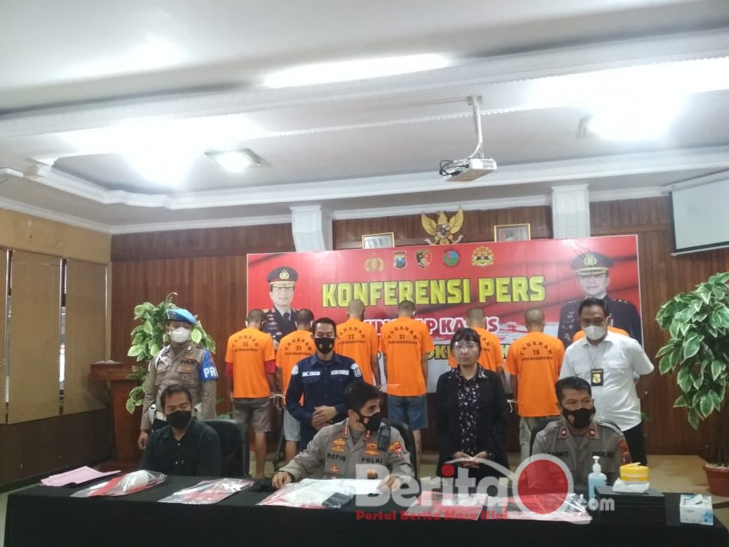 Kapolresta Mojokerto Kota AKBP Rofiq Ripto Himawan amankan tersangka beserta barang bukti