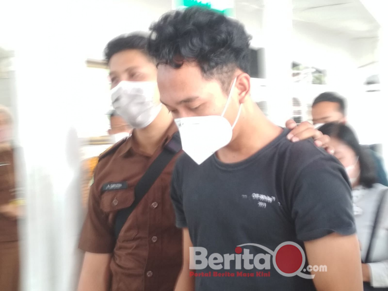 Rendy Bagus Mantan Anggota Polisi berpangkat Bripda, tersangka Aborsi NWS saat tiba di Kejaksaan Negeri Mojokerto