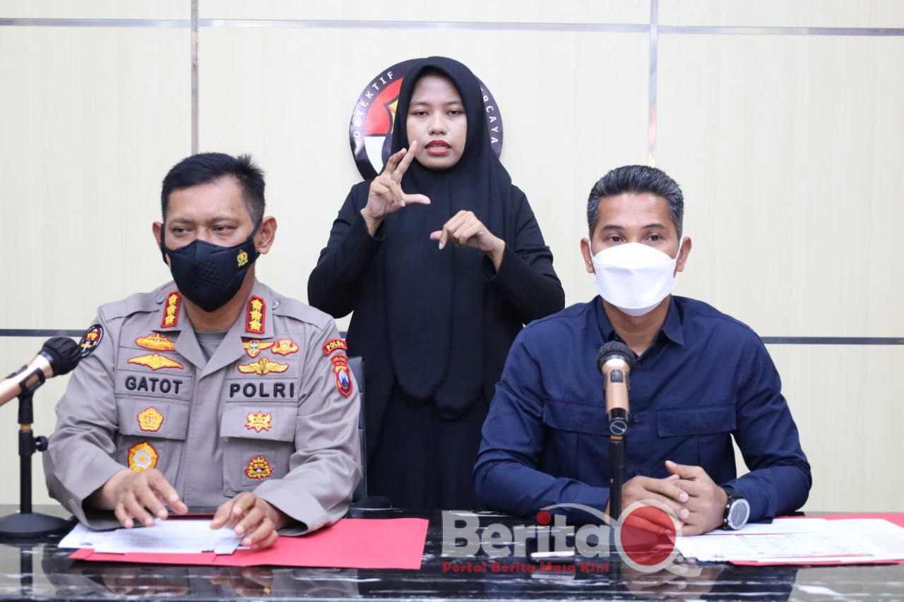 Kabid Humas Polda Jatim Kombes Pol Gatot Repli Handoko bersama Wadirsus Polda Jatim AKBP Zulham Efendi saat memberikan keterangan