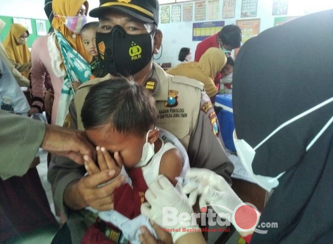 Vaksinasi Anak saat di gendong petugas Kepolisian demi kenyamanan anak