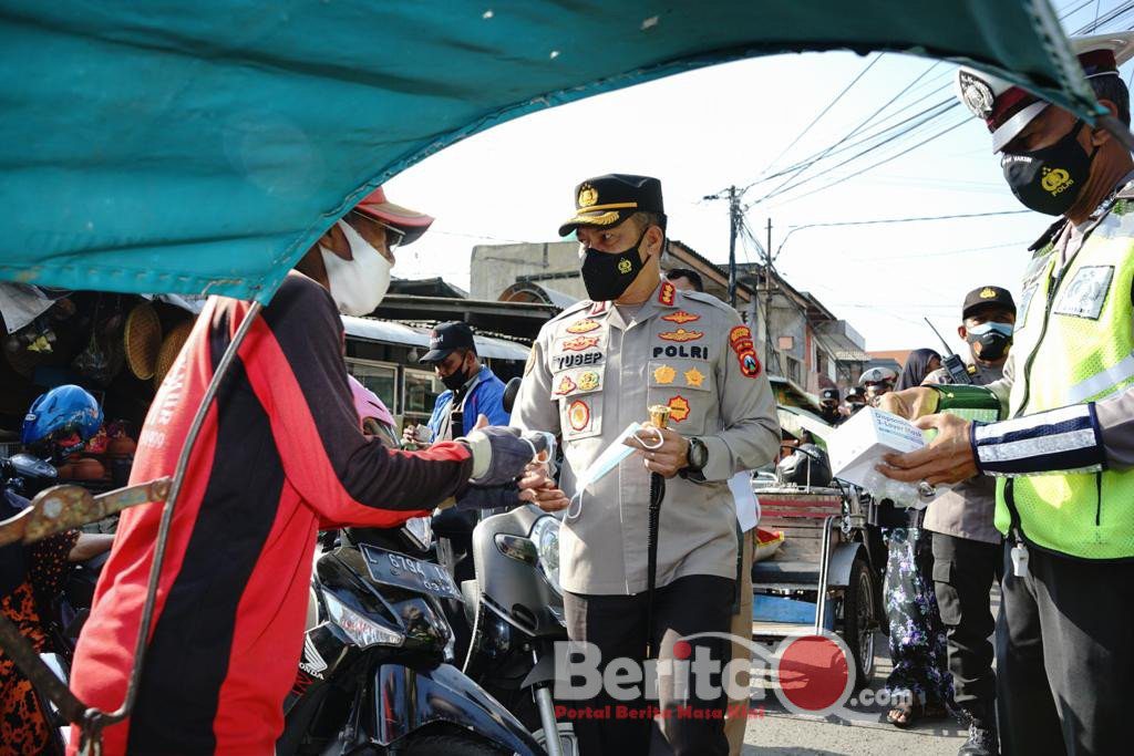 Kapolrestabes Surabaya, Kombes Pol A. Yusep Gunawan saat berbagi masker