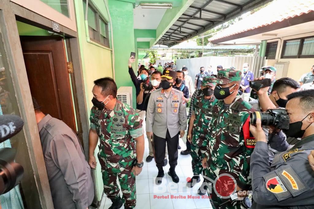 Pangdam V Brawijaya Mayjen TNI Nurcahyanto dan Kapolda Jawa Timur Irjen Pol Nico Afinta, dampingi Panglima TNI Jenderal TNI Andika Perkasa cek Kamar Karantina PPLN Jatim