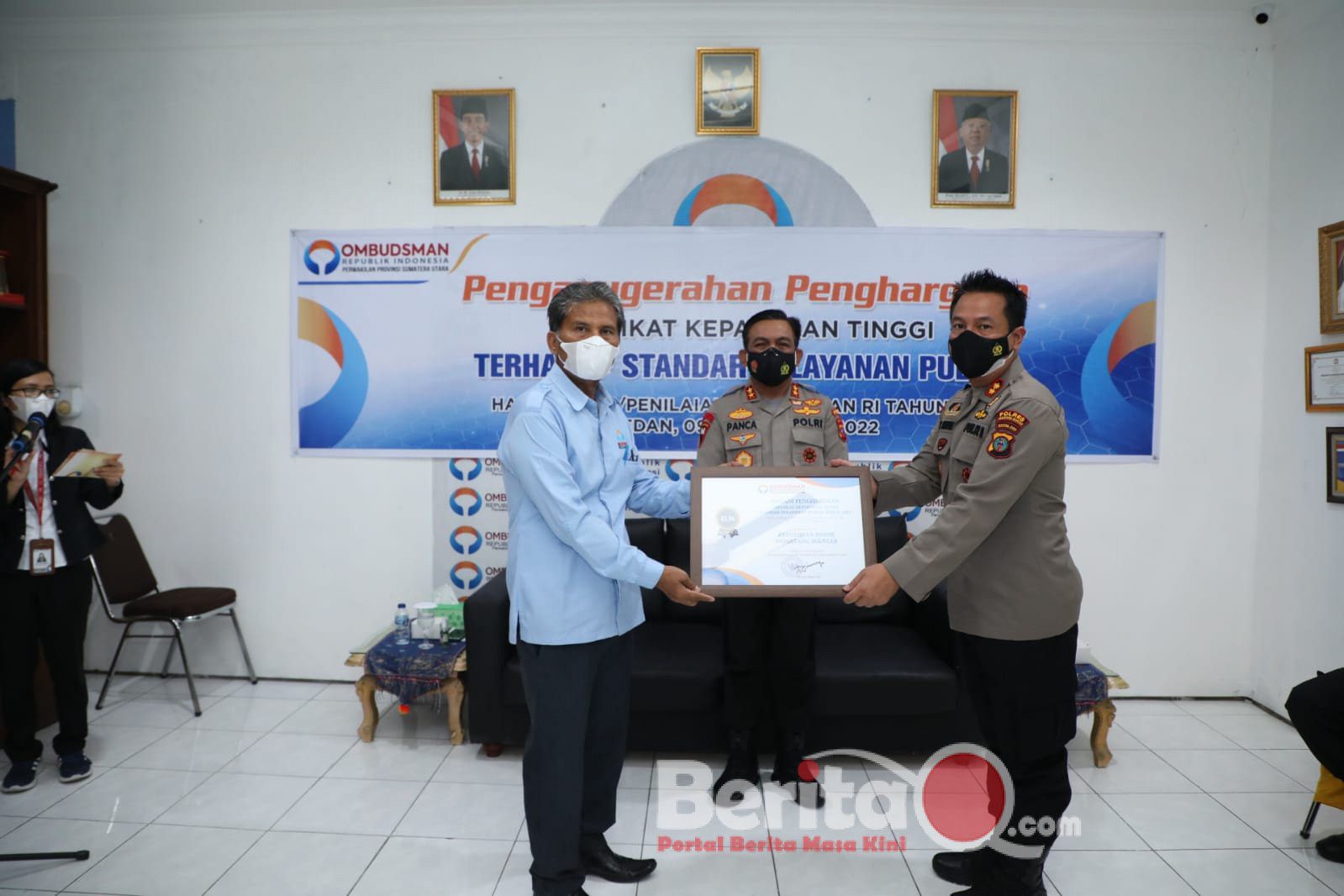 Foto : Kapolres Pematangsiantar AKBP Boy SB Siregar saat menerima penghargaan dari Ombudsman.(ist)