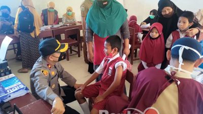 Pantau Pelaksanaan Vaksinasi di Sekolah, Kapolsek Wonomulyo Hibur Anak-anak