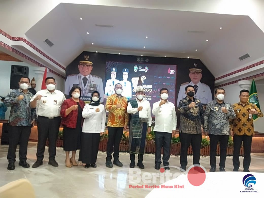 Ket foto : Bupati Karo Cory s Sebayang berfoto bersama gubernur dan bupati kabupaten lainnya(ist)