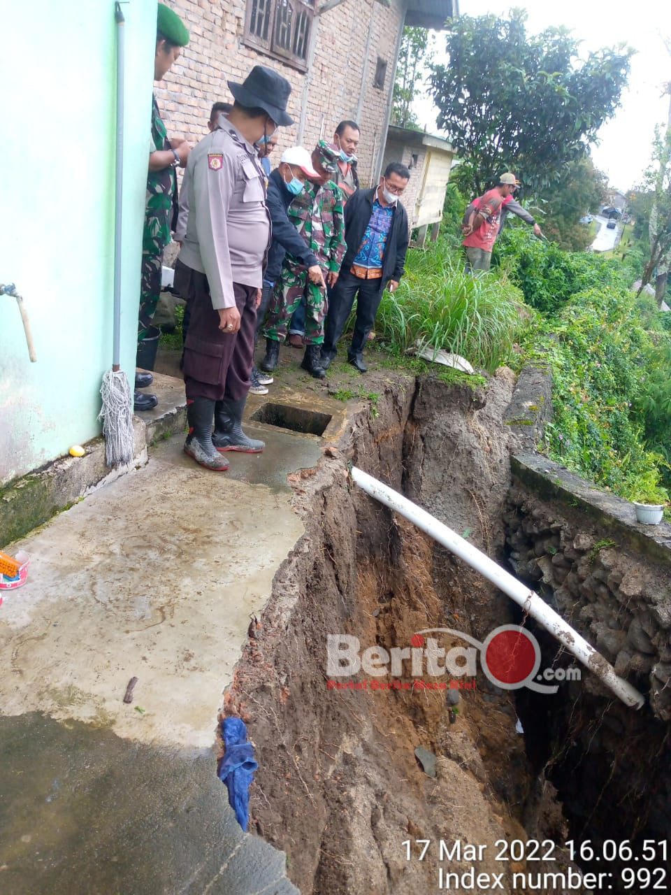 Ket foto : camat merdeka berserta Koramil simpang empat dan Polsek simpang empat saat meninjau tanah longsor di desa Gongsol.(doc)