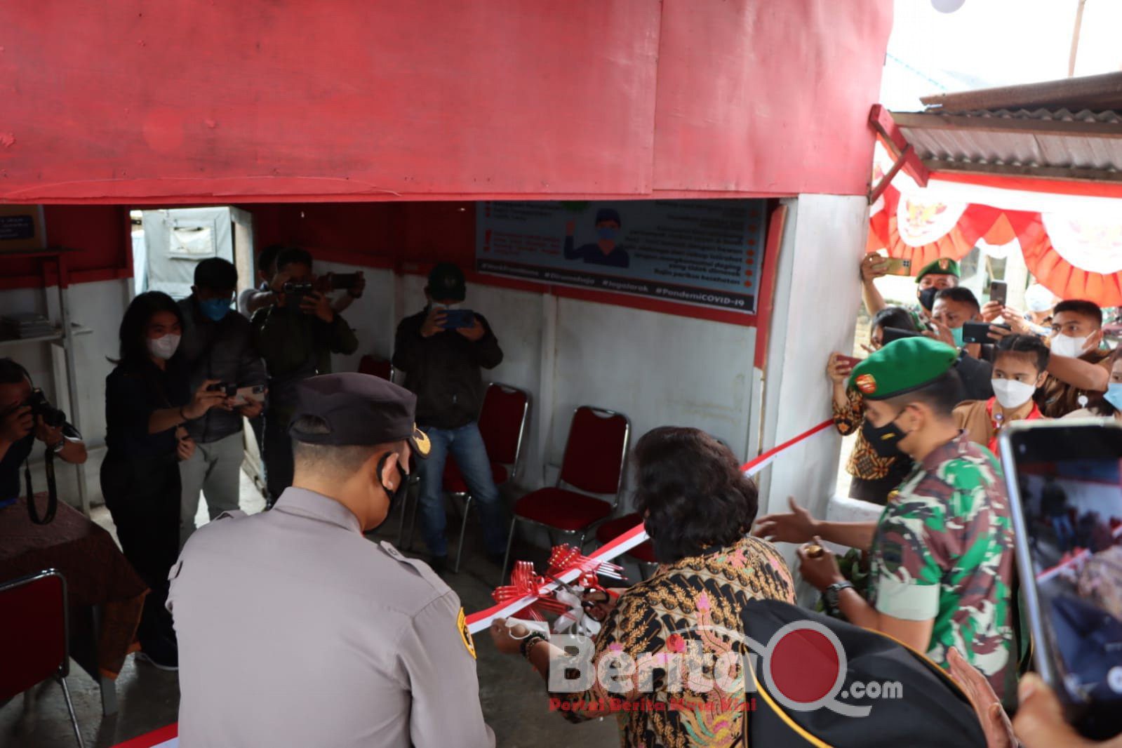 Ket foto: Bupati Karo saat menggunting pita di dampingi Kapolres dan Dandim tanah Karo.(ist)