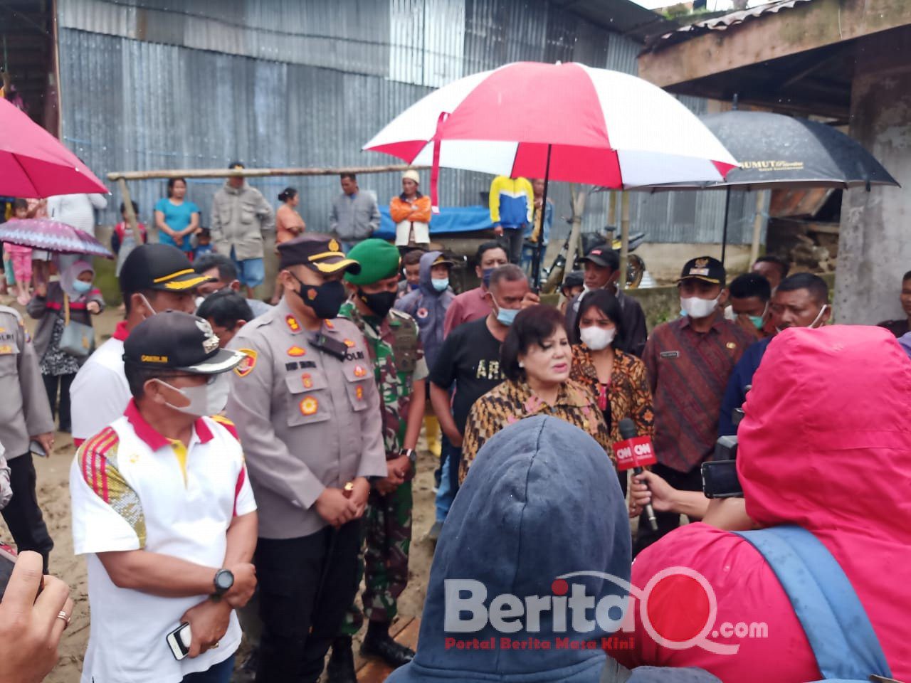 Ket foto : Kapolres Karo dan Bupati Karo saat meninjau lokasi longsor.(ist)