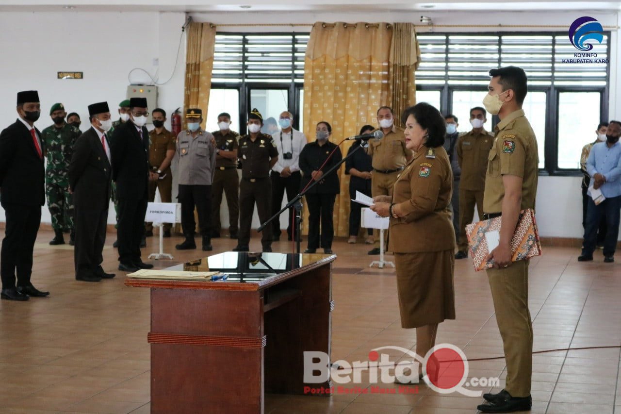 Ket foto: Bupati Karo Cory s Sebayang saat pimpin pelantikan.(ist)