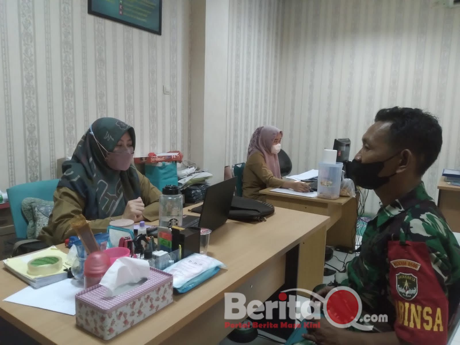 Silaturahmi Babinsa dengan Perangkat Kelurahan, Bersama Sosialisasikan Prokes,Vaksin dan Kamtibmas