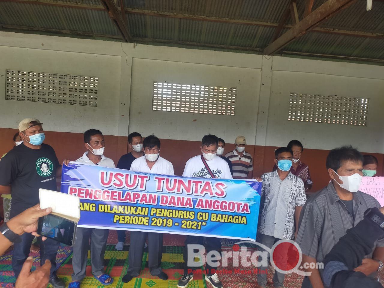 Ket foto : Anggota koperasi CU Bahagia, ramai-ramai mendatangi Polres Tanah Karo yang ada di Jalan Veteran, Kabanjahe, Jumat (25/3).(ius)