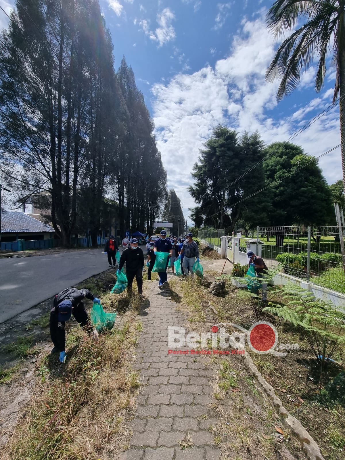 Ket foto : PT. Tirta Sibayakindo, CFK dan Terra Simalem saat melakukan aksi.(ist)