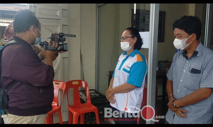 Ket foto : Ketua CU Bahagia, Prisila Tambun (Baju kaos) di Dampingi Sekretaris Peber Lingga ketika di wawancarai wartawan pada Selasa, (29/3/2022) di Jalan Bom Ginting Nomor 65 Kabanjahe.(ist)