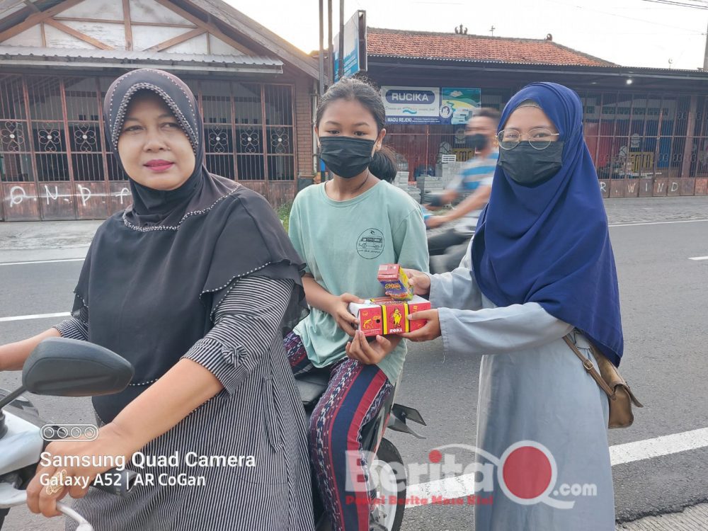 Aksi AR Learning Center & YPPN DIY Yogyakarta Bagi Takjil Gratis di Bulan Ramadhan (Foto: AR Cogan)