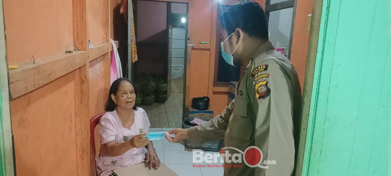 Bhabinkamtibmas Polsek Menukung bagikan masker