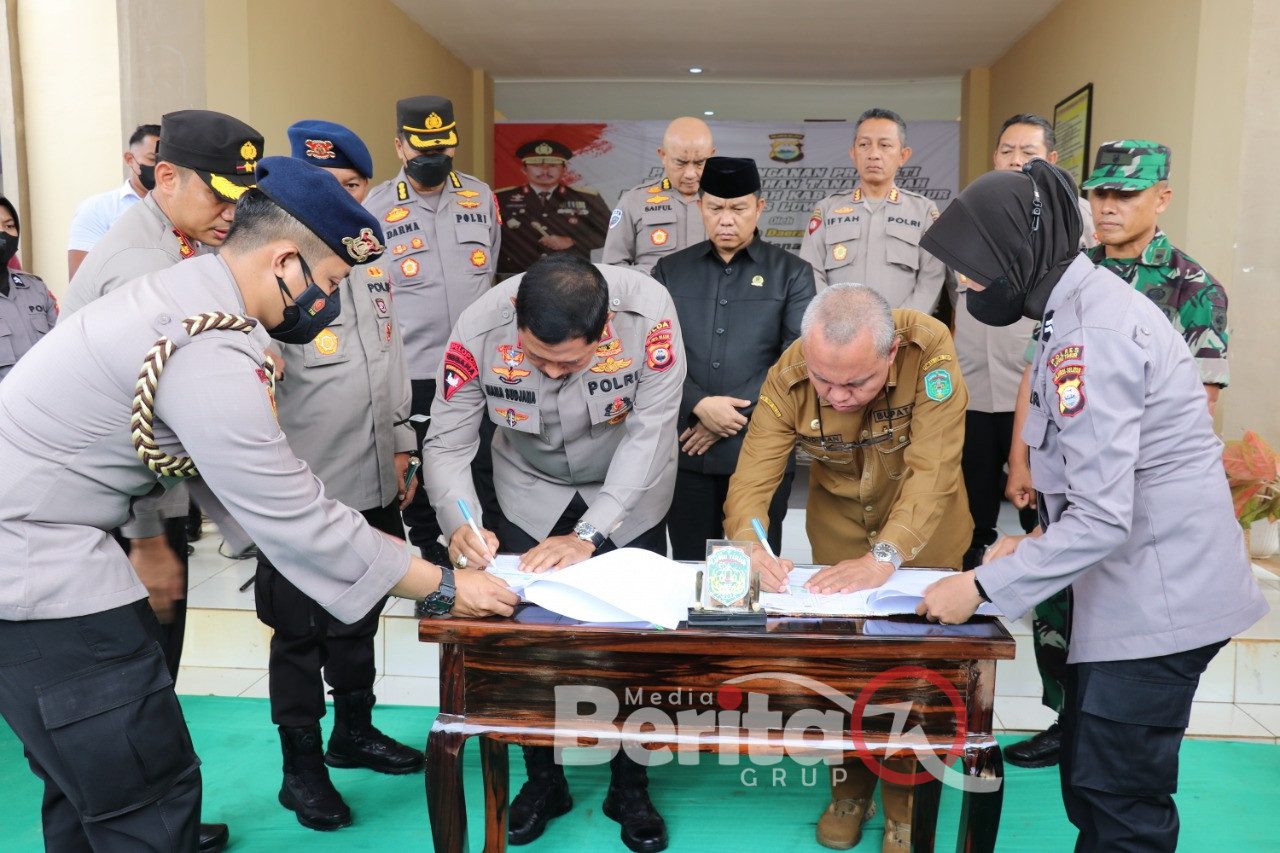 Kapolda Sulsel, Irjen Pol Nana Sudjana tandatangani hibah tanah dari Bupati Lutim