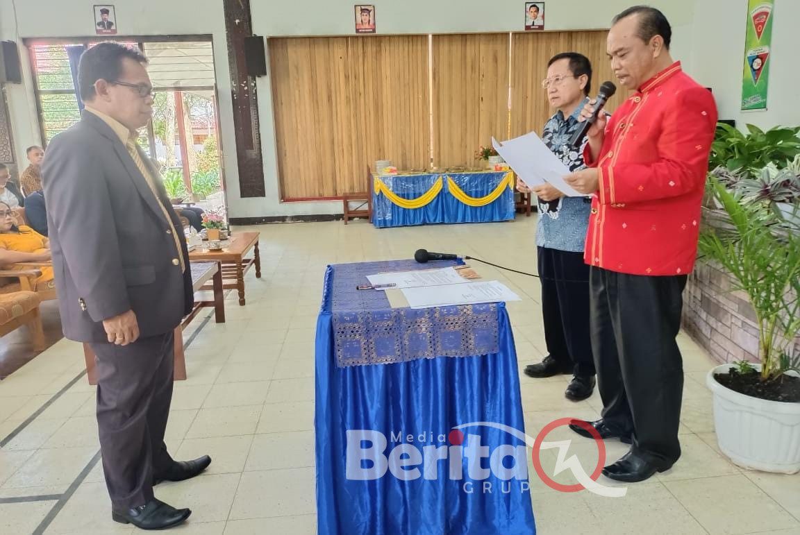 Kepala UPT SMK Kristen Tagaro, Micha S Pairunan (pakai jas)