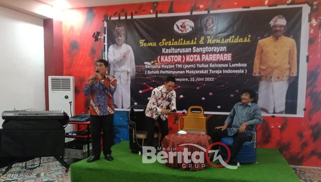 Mayjen (Purn) Yulius Selvanus Lumbaa Ketua PP PMTI memberikan wejangan