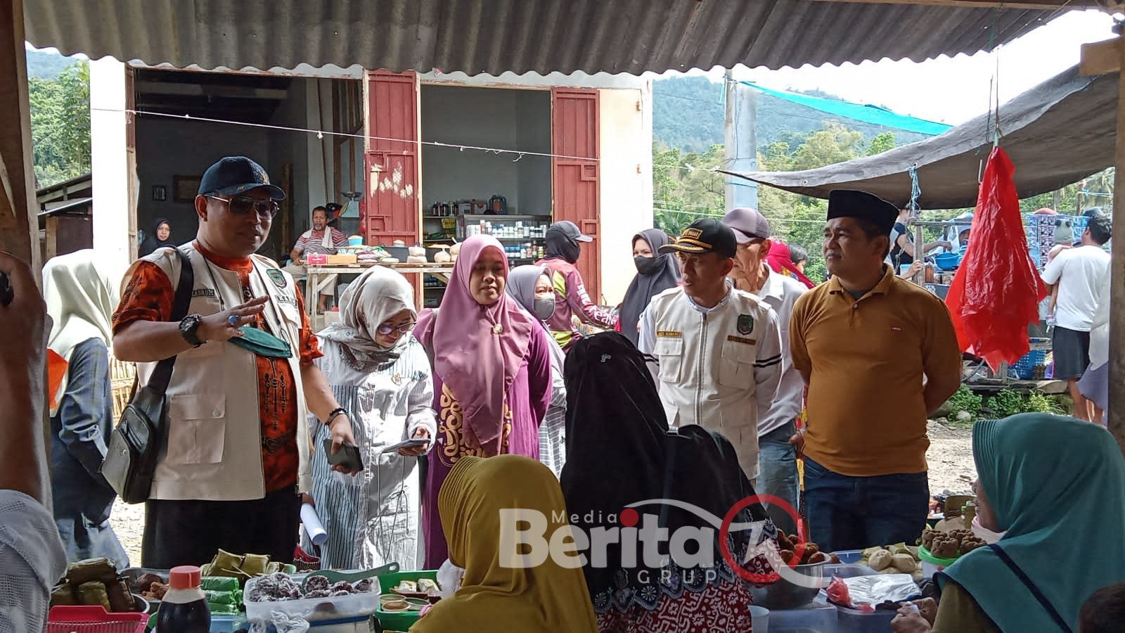 Kasrum Patawari, Kadis P2KUKM LUWU UTARA, sementara memberikan arahan para pedagang untuk membongkar kiosnya dengan sukarela