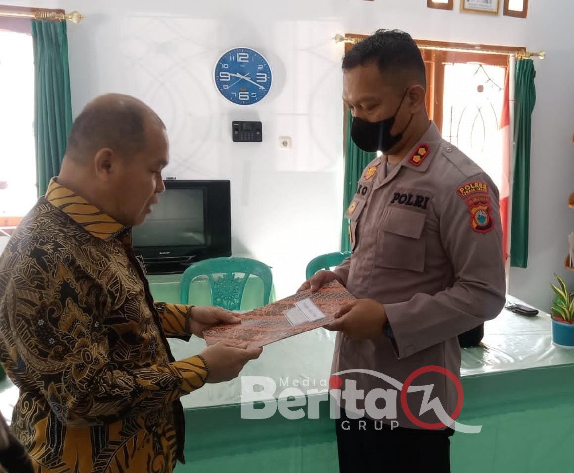 Kepala Pertanahan Toraja Utara, Johanis Buapi menyerahkan Sertifikah Hibah Tanah ke Kapolres AKBP Eko Suroso