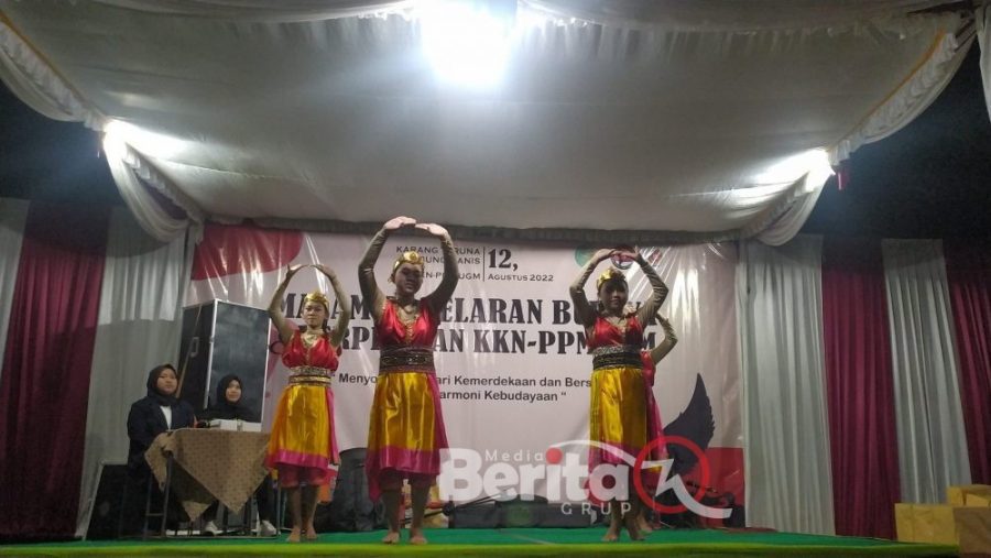 Pagelaran Tari Ambyor yang dibawakan Putri-Putri Warga Mbung Manis tingkat SMP