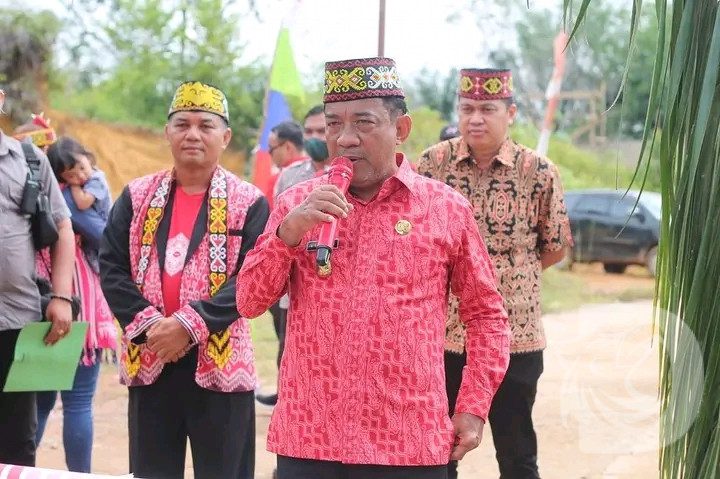 Poto : Wakil Bupati Melawi, Kluisen membuka secara resmi Pekan Gawai Dayak (PGD) ke-IV Desa Beloyang, kemarin, di Lapangan Bola Voli Desa Beloyang, Kecamatan Belimbing Hulu (HMS/Ist)