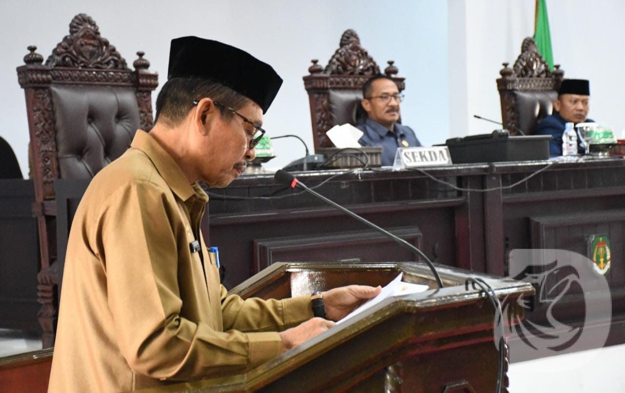 Sekda Luwu Utara Armiadi membacakan usulan Eksekutif dua Ranperda ke Legislatif