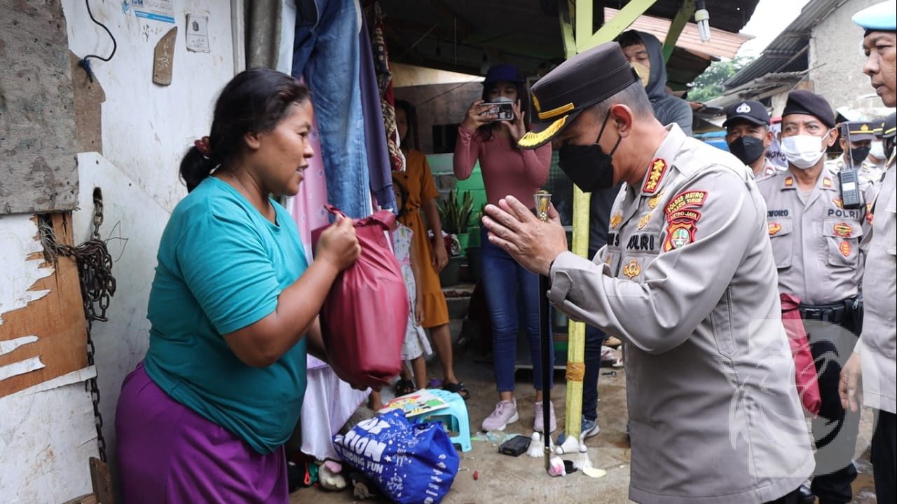 100 Paket Sembako Dibagikan Oleh Kapolres Jakarta Timur Pada Masyarakat ...