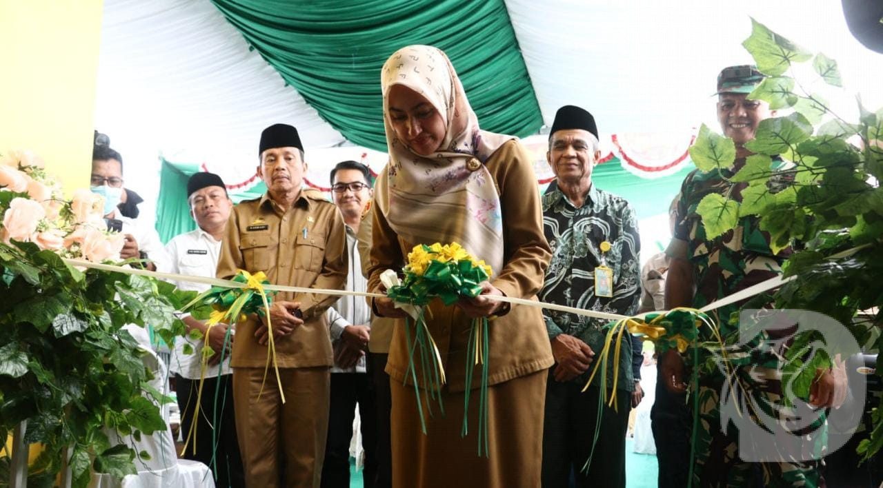 Bupati Luwu Utara Indah Putri Indriani saat lakukan pengguntingan pita simbol diresmikannya gedung Baznas Kabupaten Luwu Utara 