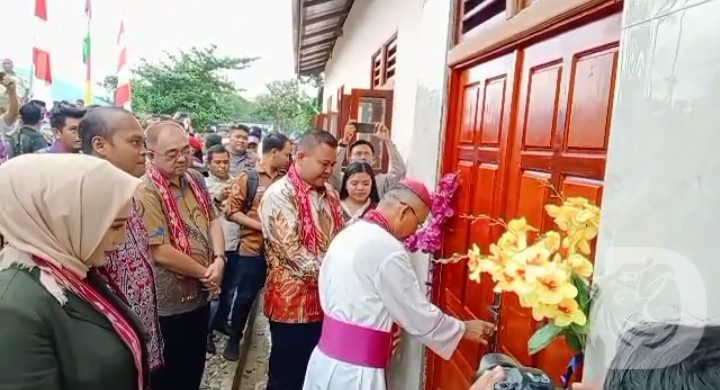 Bupati Melawi, H. Dadi Sunarya UY bersama Uskup Sintang, Mgr. Samuel Oton Sidin, OFM Cap meresmikan Aula Paroki Santa Louisa Menukung