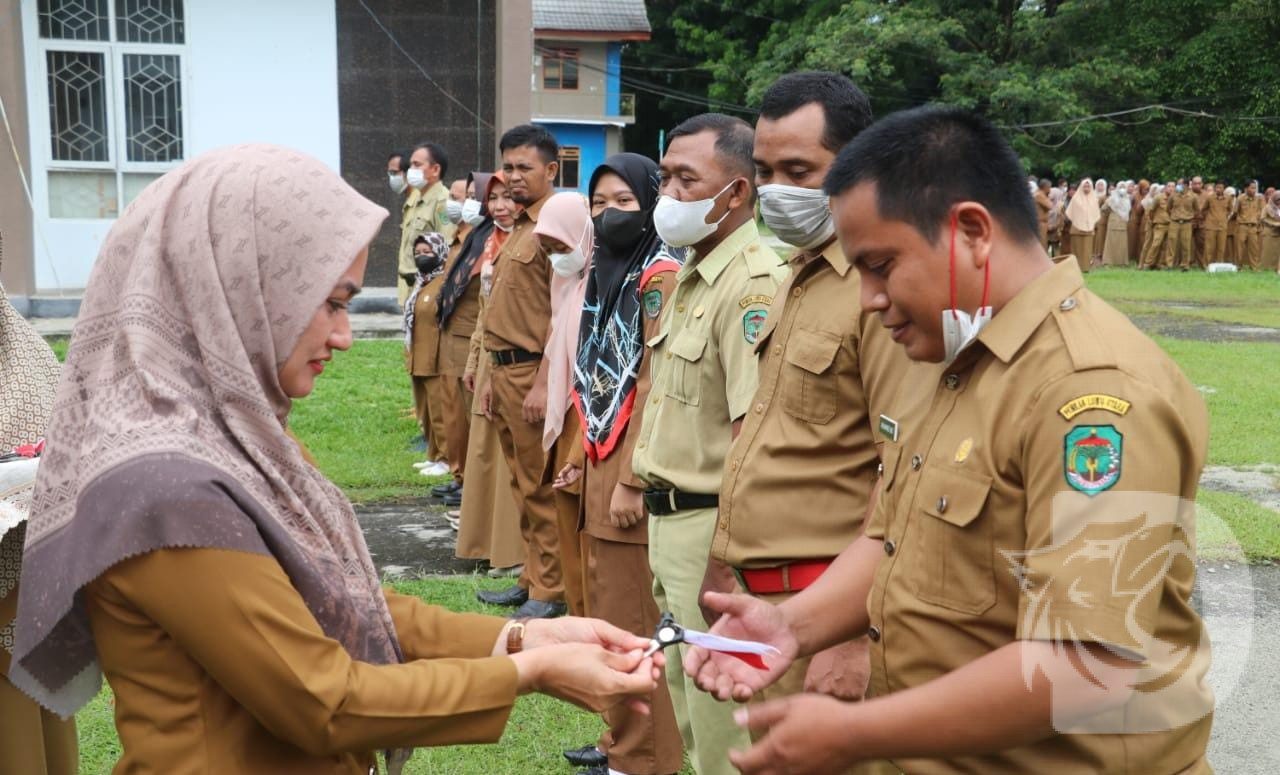 Bupati Luwu Utara Indah Putri Indriani, serahkan kunci motor kepada PPL Pendamping READSI Desa Terpedo Jaya Kecamatan Sabbang Selatan, Muhammad Nur, SP