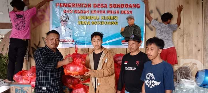 Foto : Pengurus BIMDES Sondoang, Sunarto menyerahkan paket bantuan Sembako kepada perwakilan warga Dusun Batang Barana 