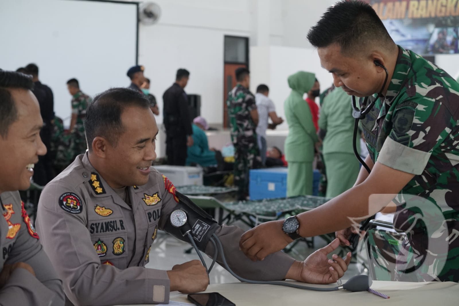 Kabid Humas Polda Sulbar Kombespol Syamsu Ridwan menjalani proses donor darah di Makorem 142 tatag