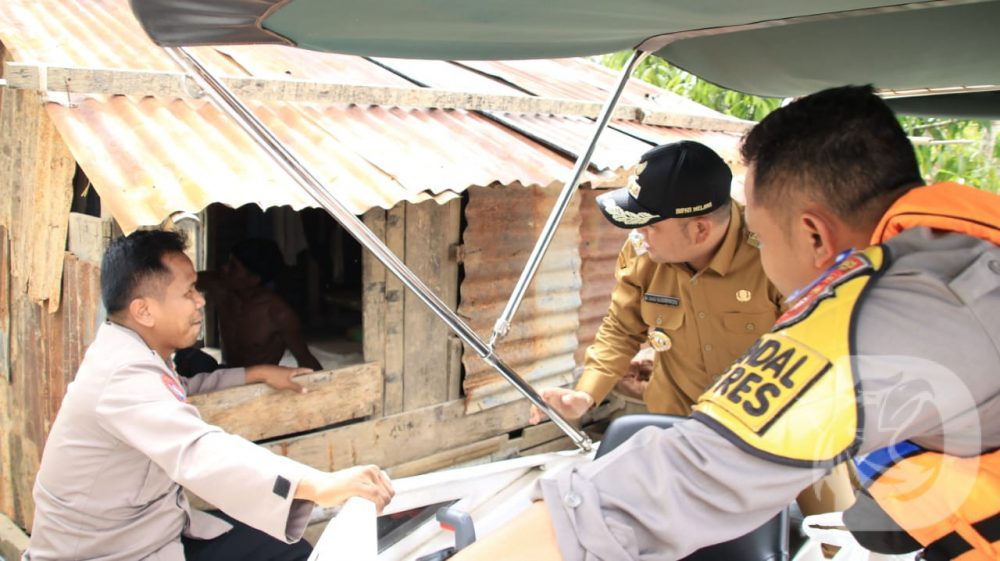 Poto : Salurkan Bantuan Korban Banjir, Bupati Bersama Kapolres Melawi Pantau Langsung Daerah Banjir menggunakan Speed boat 