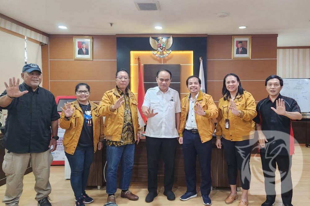 Poto bersama. Budi Arie Setiadi Wakil Menteri Desa, Pembangunan Daerah Tertinggal dan Transmigrasi (Wamendes) masih menyempatkan waktu menerima kedatangan Pengurus Pusat Persatuan Wartawan Nasrani Indonesia bersama panitia Rapat kerja nasional dan Apresiasi Pewarna Indonesia