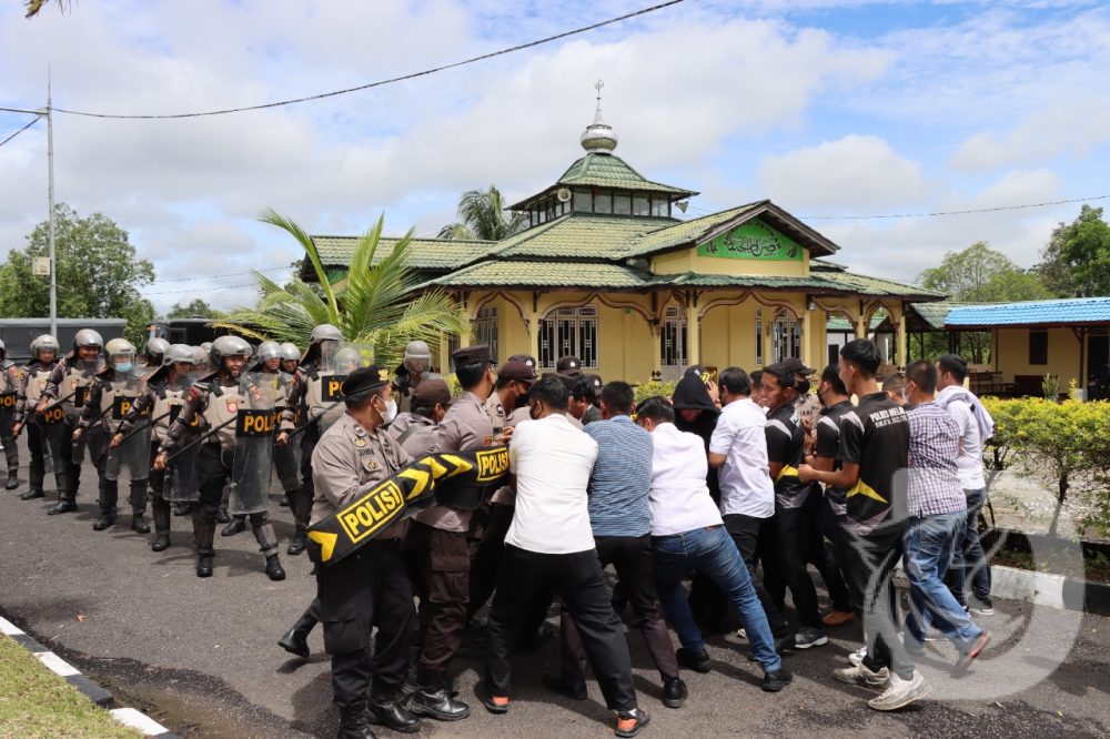 Poto: Antisipasi Kericuhan Pilkades, Polres Melawi Gelar Simulasi