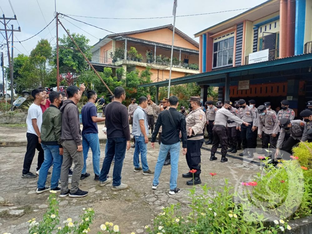 Puluhan anggota Polres Melawi menggelar simulasi pengamanan pelaksanaan Pilkades Serentak yang berlangsung pada 19 Oktober 2022 di Kabupaten Melawi.