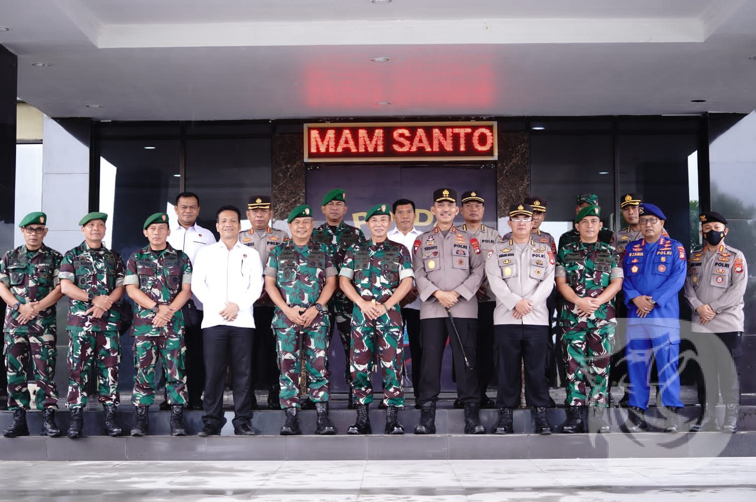 Kapolda Sulbar foto bersama Pangdam Hasanuddin di Mapolda 