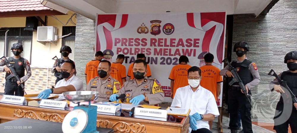 Poto : -Wakapolres Melawi Kompol Asmadi pimpin Press Release.